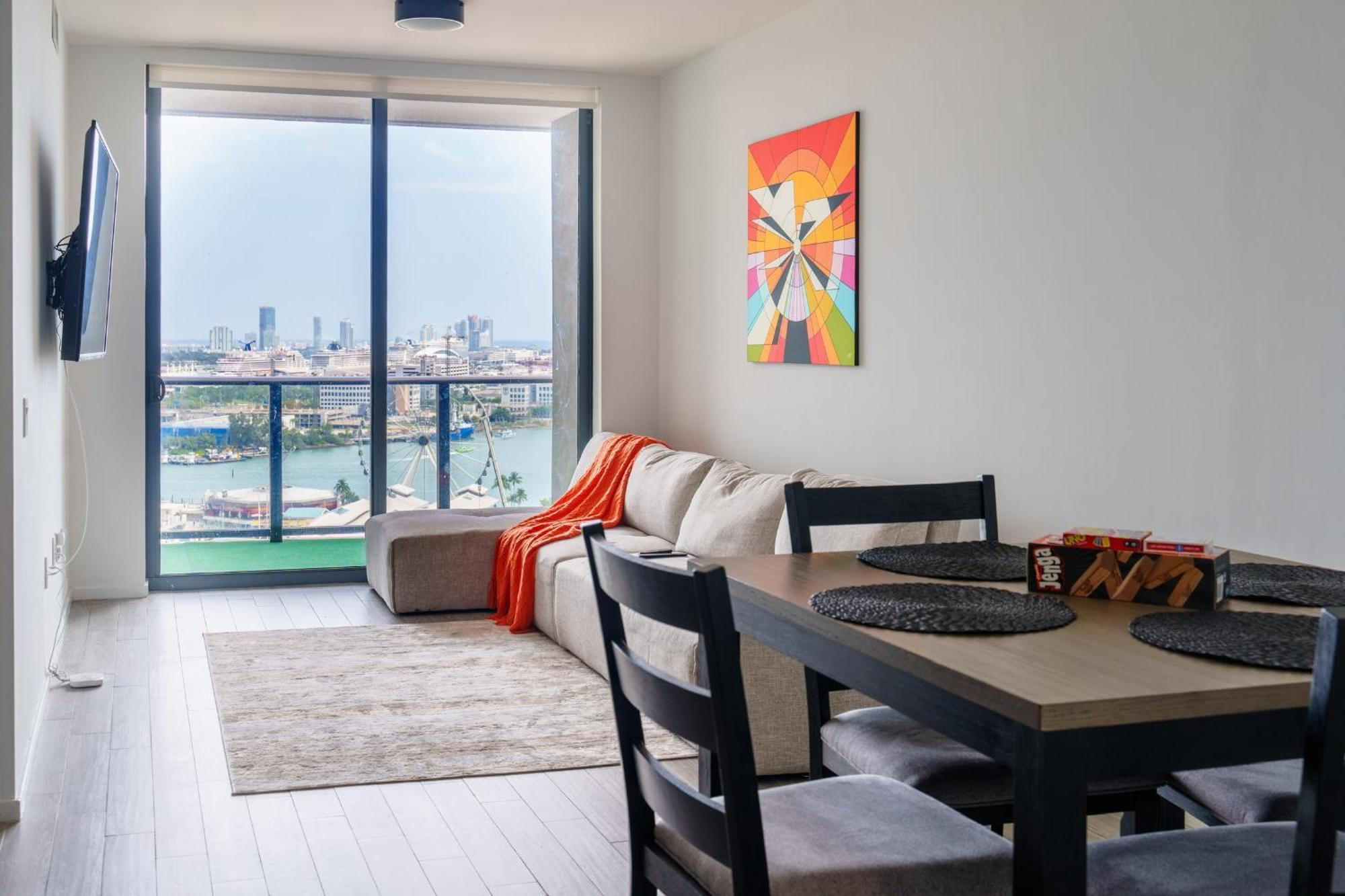 Vibrant Downtown Gem - 2br, Near Port Of & Entertainment Apartment Miami